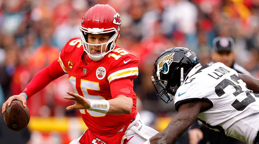 Chiefs' Patrick Mahomes briefly leaves playoff game vs. Jaguars with ankle  injury; Chad Henne throws touchdown