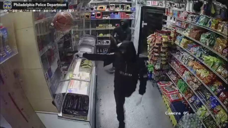 Philadelphia police robbery suspects gunpoint market