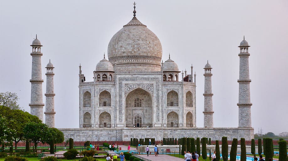 ताजमहल घूमने आये दो अमेरिकी पर्यटक निकले कोरोना पॉजिटिव- Two American tourists who came to visit Taj Mahal turned out to be Corona positive