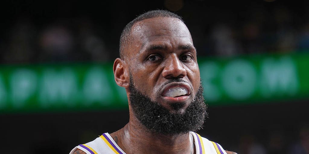 Lakers' LeBron James injures right foot, guts it out against Mavericks –  Orange County Register