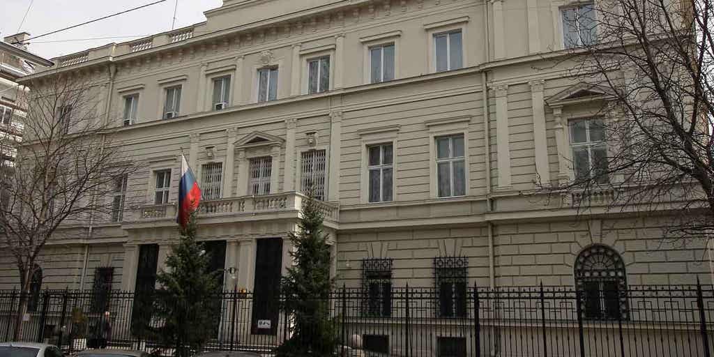 Austria's government orders 4 Russian diplomats to leave the country