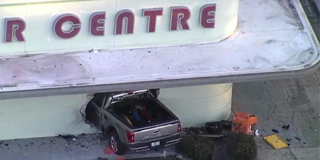 Florida pickup truck crashes into shopping center, one dead - Vimarsana News