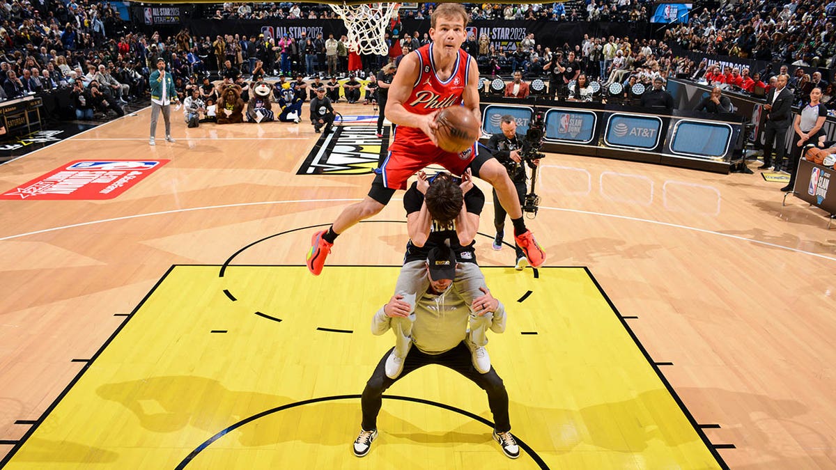 Mac McCluncg dunking