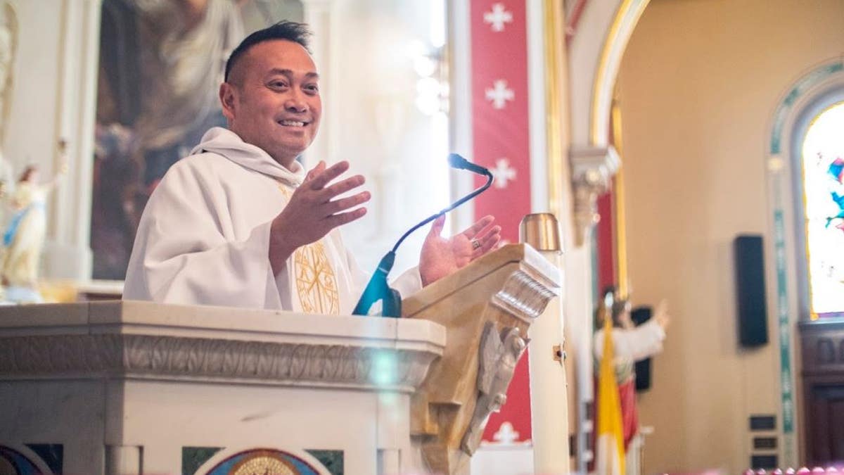 Father Leo Patalinghug preaching