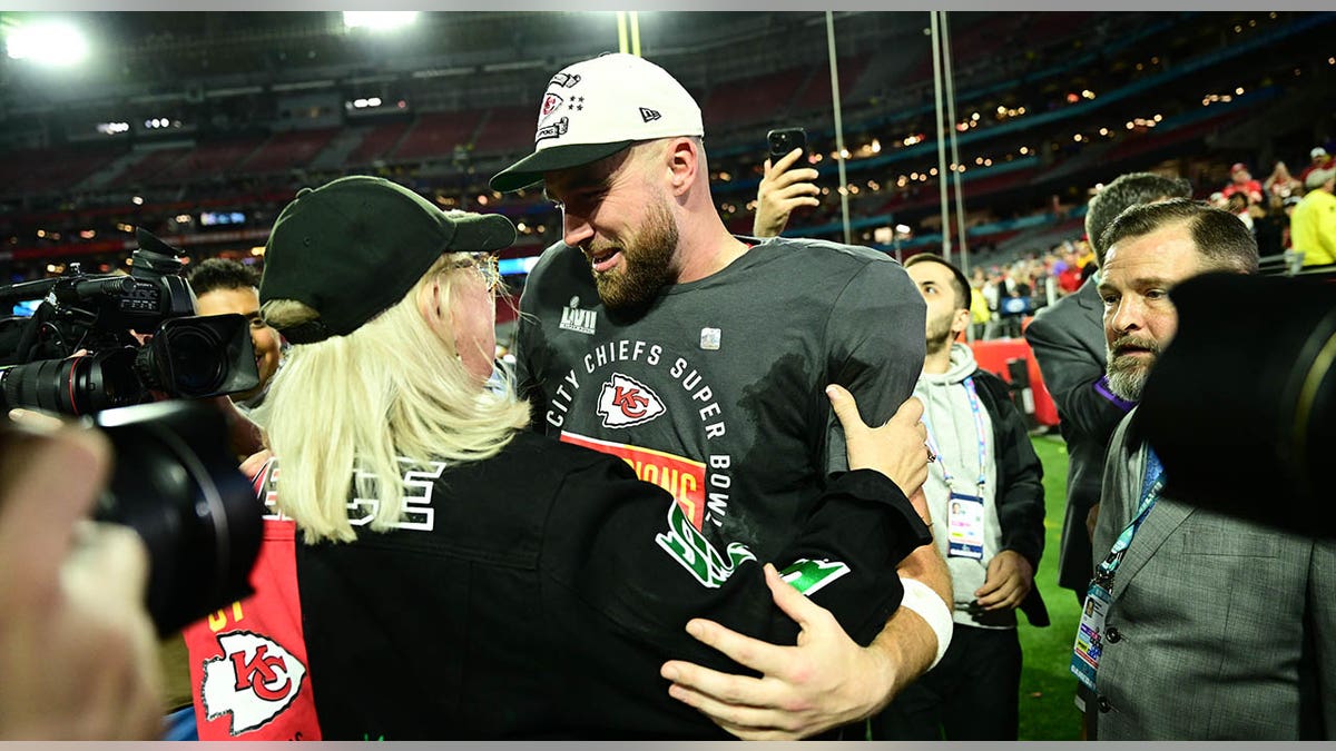 Donna Kelce embraces Travis Kelce