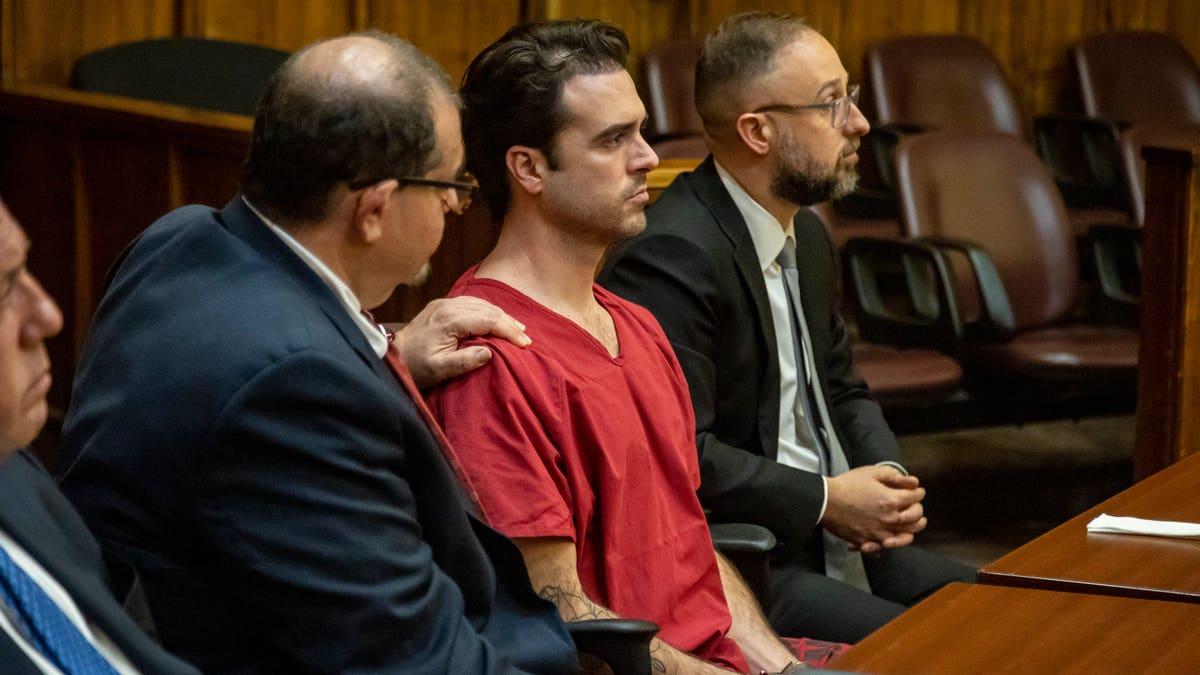 Pablo Lyle's attorney tries to comfort him