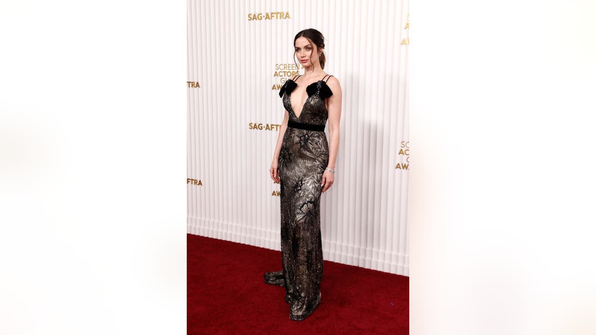 Ana de Armas Wore Louis Vuitton To The 2023 SAG Awards