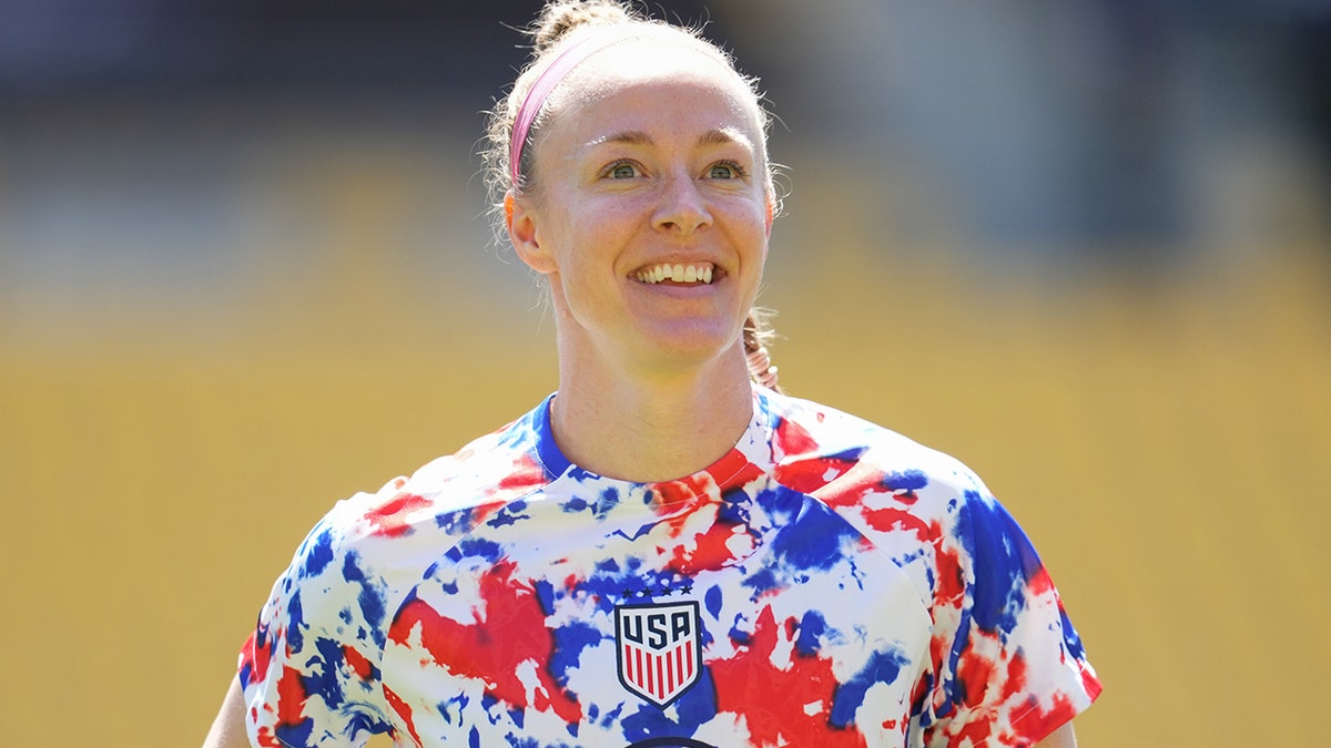 Becky Sauerbrunn warms up