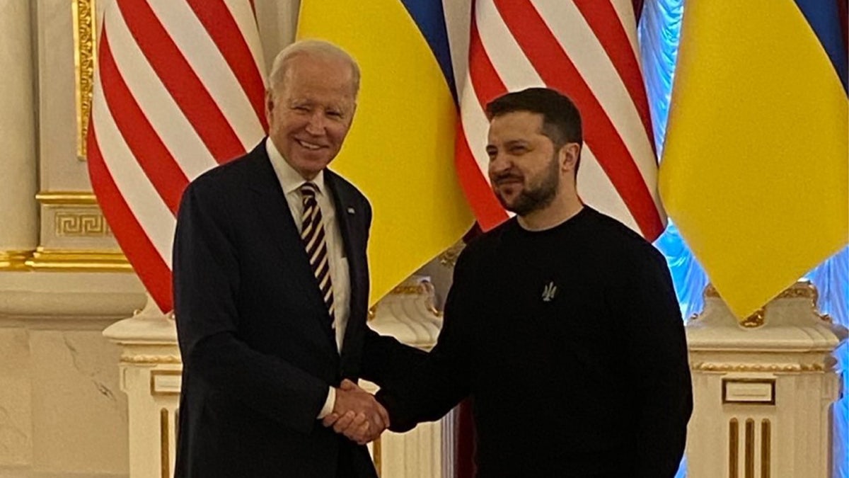Biden meets with Ukraine's president