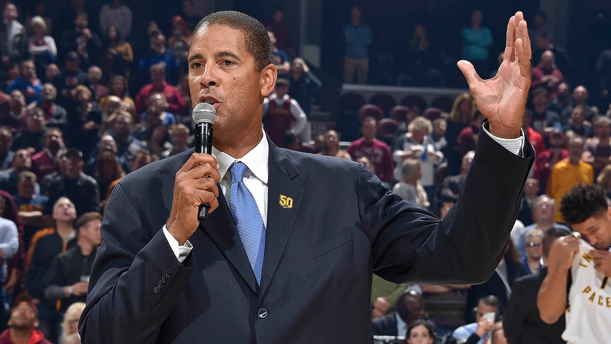 Brad Daugherty talks to the crowd