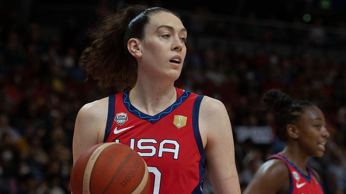 Breanna Stewart reacciona durante un partido de baloncesto