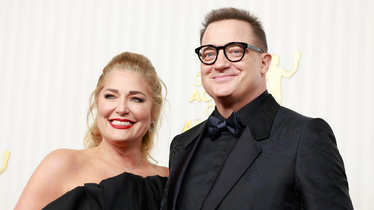 Brendan Fraser walks SAGs red carpet with wife