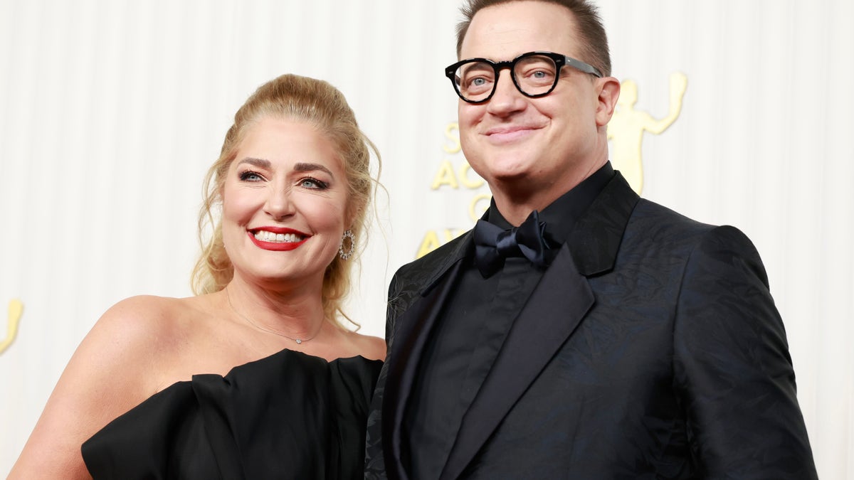 Brendan Fraser walks SAGs red carpet with wife