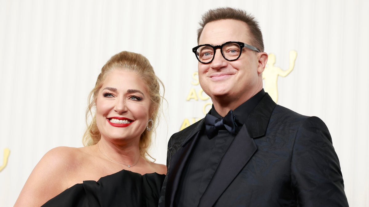 Brendan Fraser smiles on SAGs red carpet with wife Jeanne