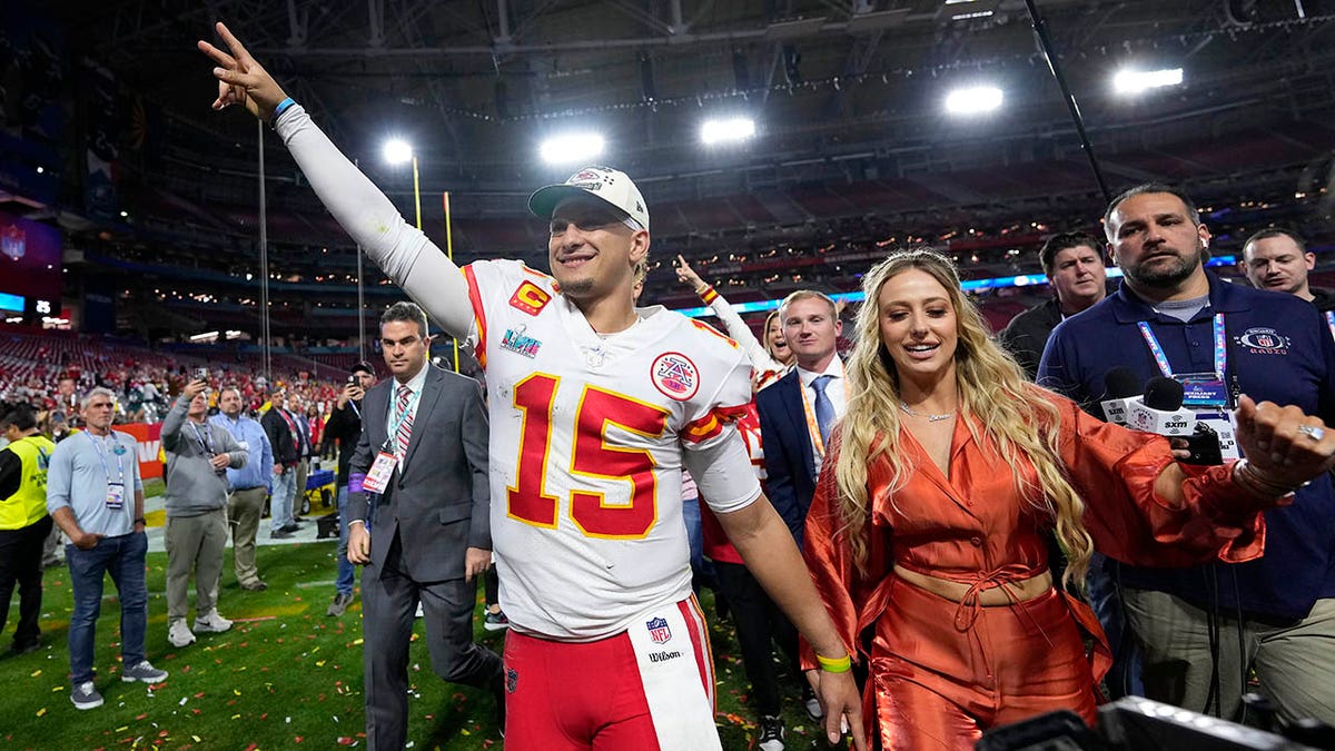 Britney Mahomes sai de campo