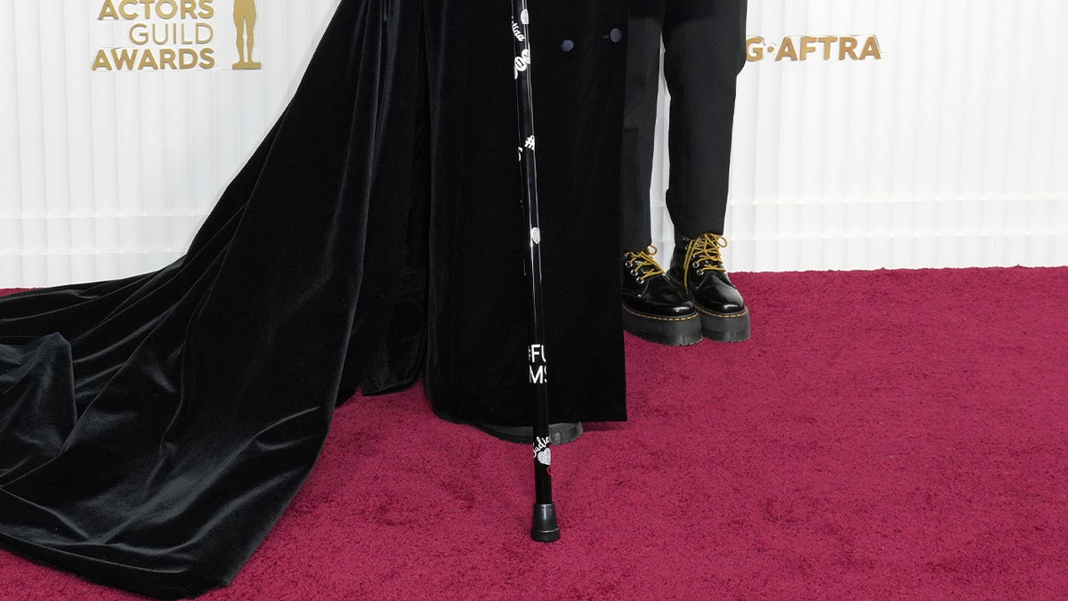 Christina Applegate Sends Message With Cane At SAG Awards 2023: 'FU MS ...