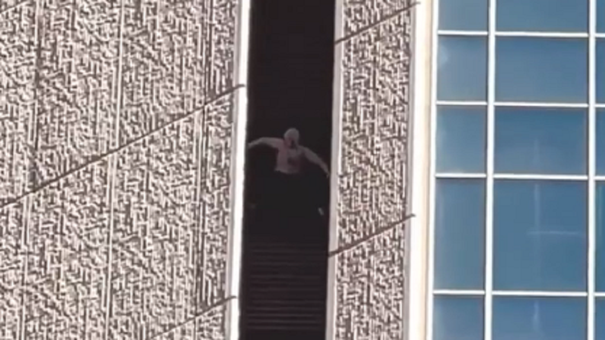 Man climbs skyscraper in Phoenix, Arizona