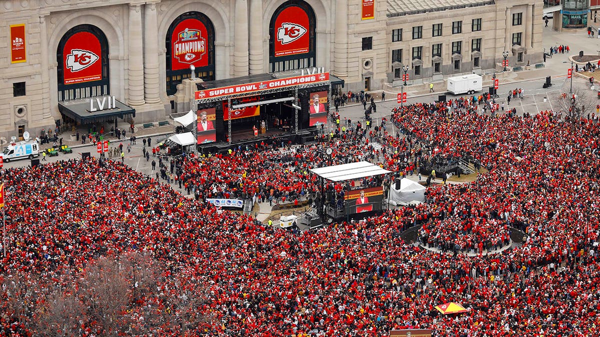 Chiefs fans pack the parade
