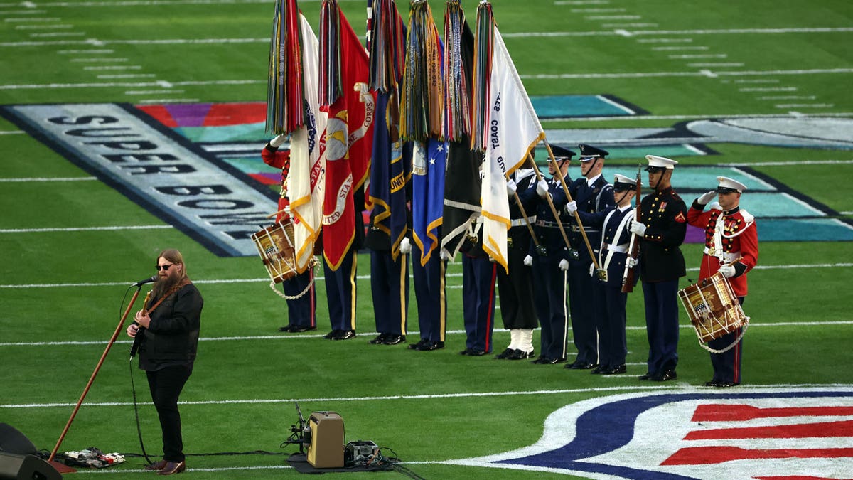 Chris Stapleton sings national anthem