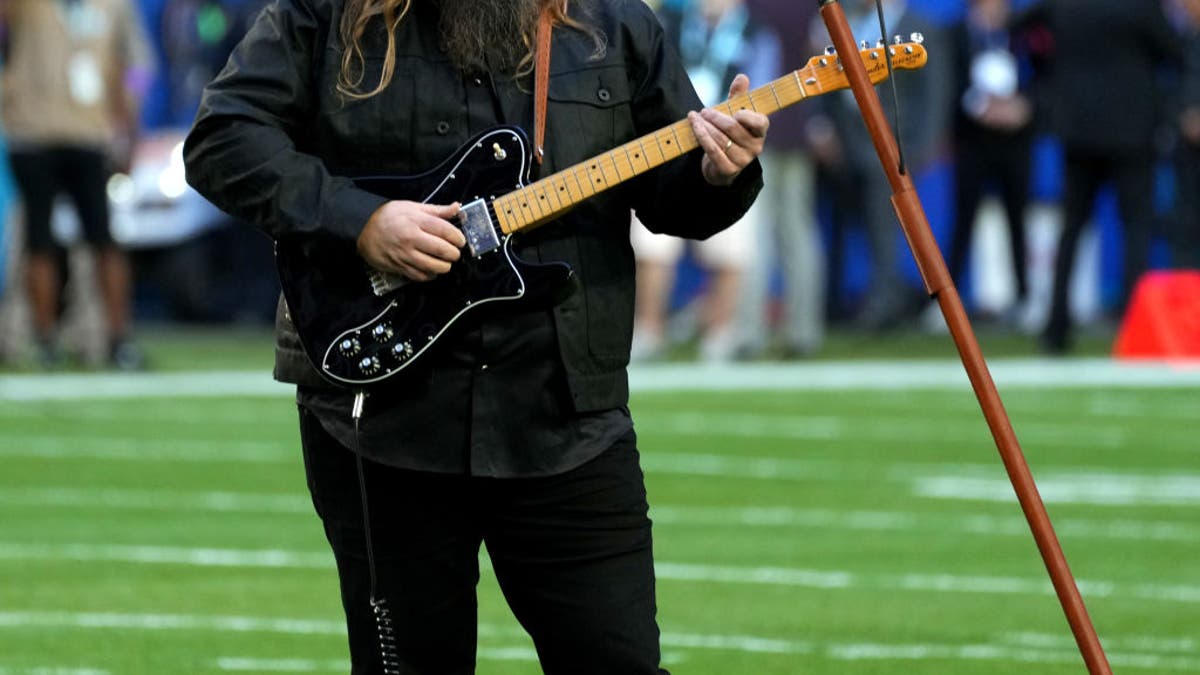 Chris Stapleton Kicks Off Super Bowl 2023 With Country-style National ...