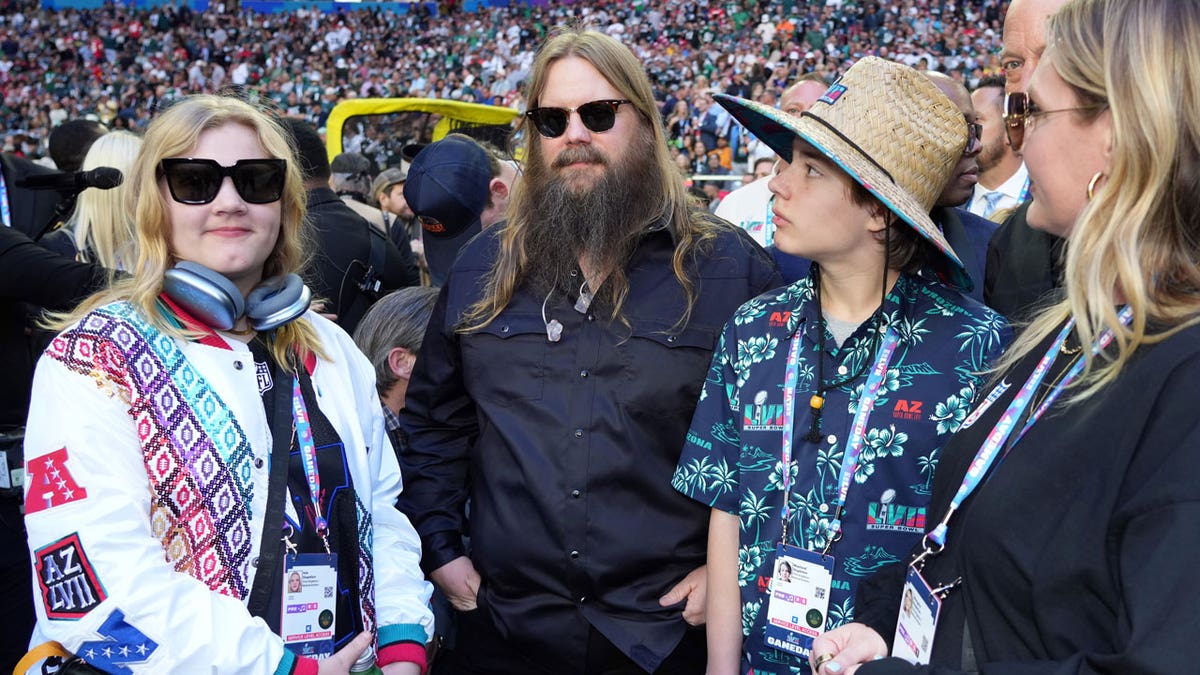 Chris Stapleton Kicks Off Super Bowl 2023 With Country-style National ...