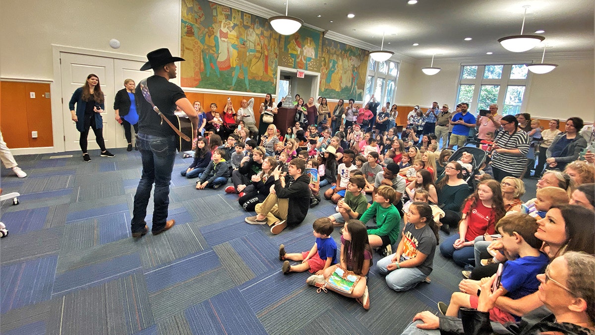 Coffey Anderson singing with kids at Savannah, GA public library