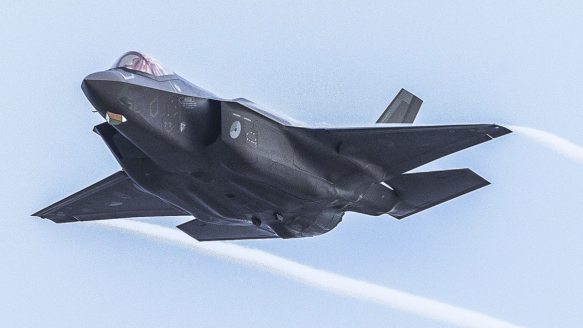 Dutch F-35 fighter jet conducts training exercise
