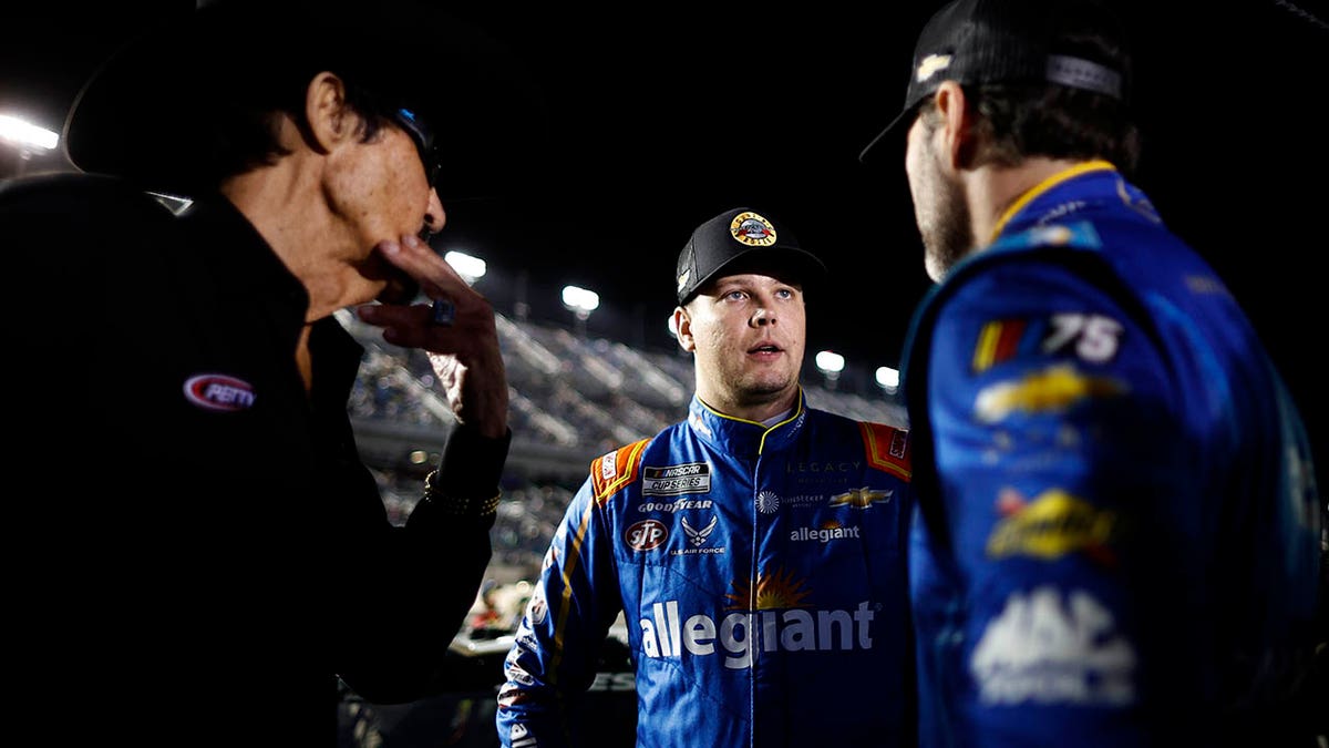 Richard Petty talks to Erik Jones