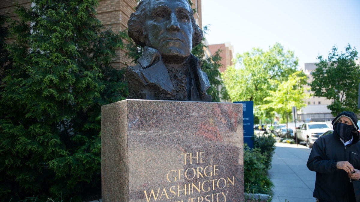 Statue George Washington at campus of George Washington University
