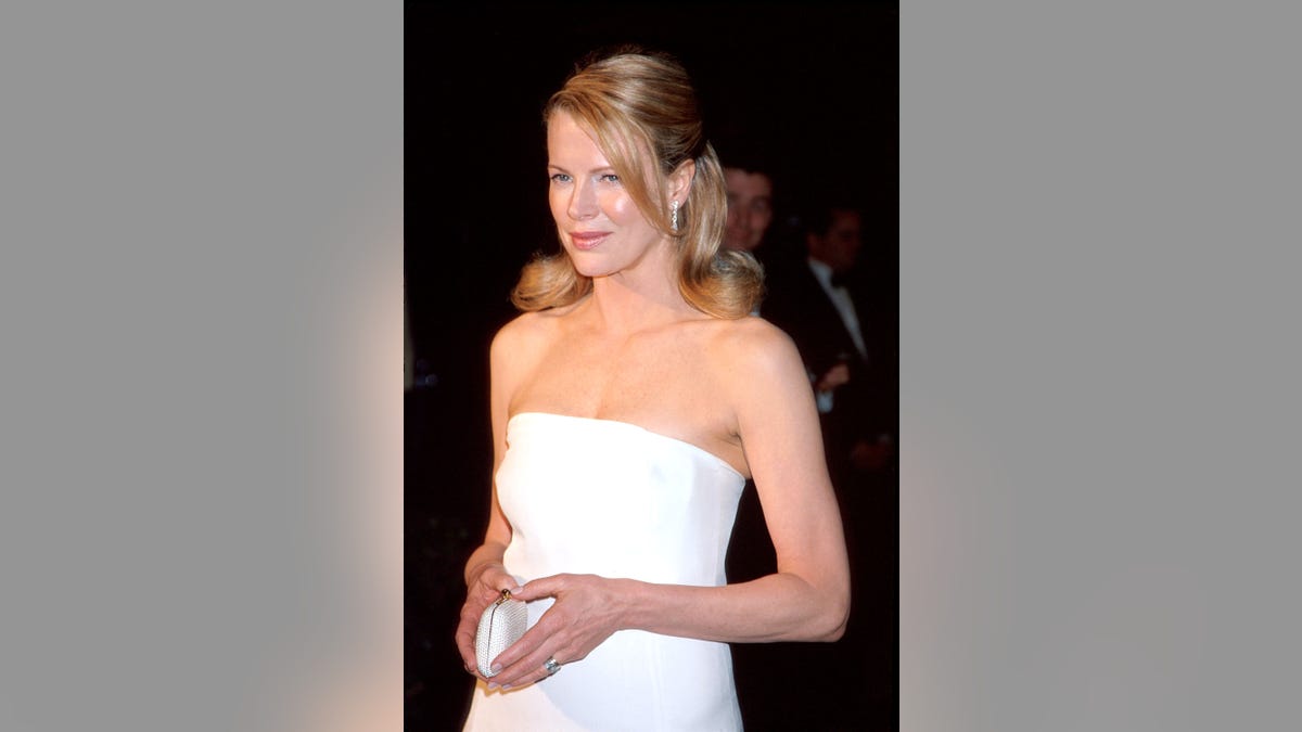 Kim Basinger wearing her white gown at the Oscars before it malfunctioned