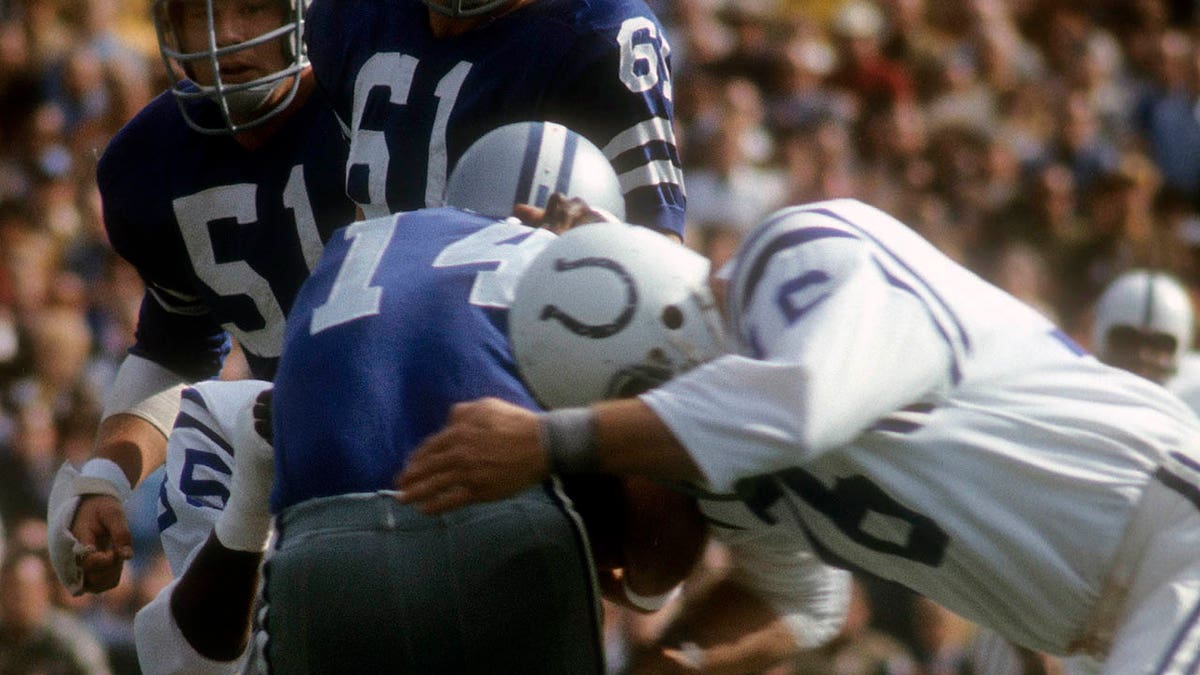 Fred Miller sacks Cowboys quarterback Craig Morton