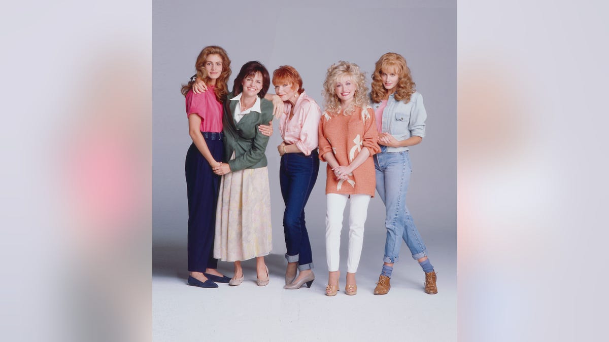 Julia Roberts, Sally Field, Shirley MacClaine, Dolly Parton, and Daryl Hannah pose for a cast portrait for "Steel Magnolias"