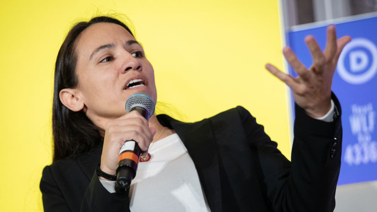 La representante Sharice Davids, demócrata de Kansas, habla durante la conferencia del Foro de Liderazgo Femenino del DNC en Washington, D.C., Estados Unidos, el jueves 17 de octubre de 2019.