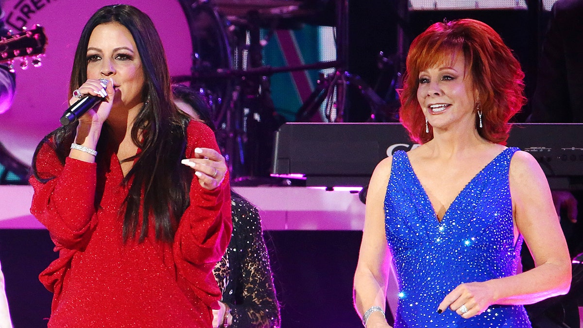 Sara Evans and Reba McEntire performing at CMA Awards