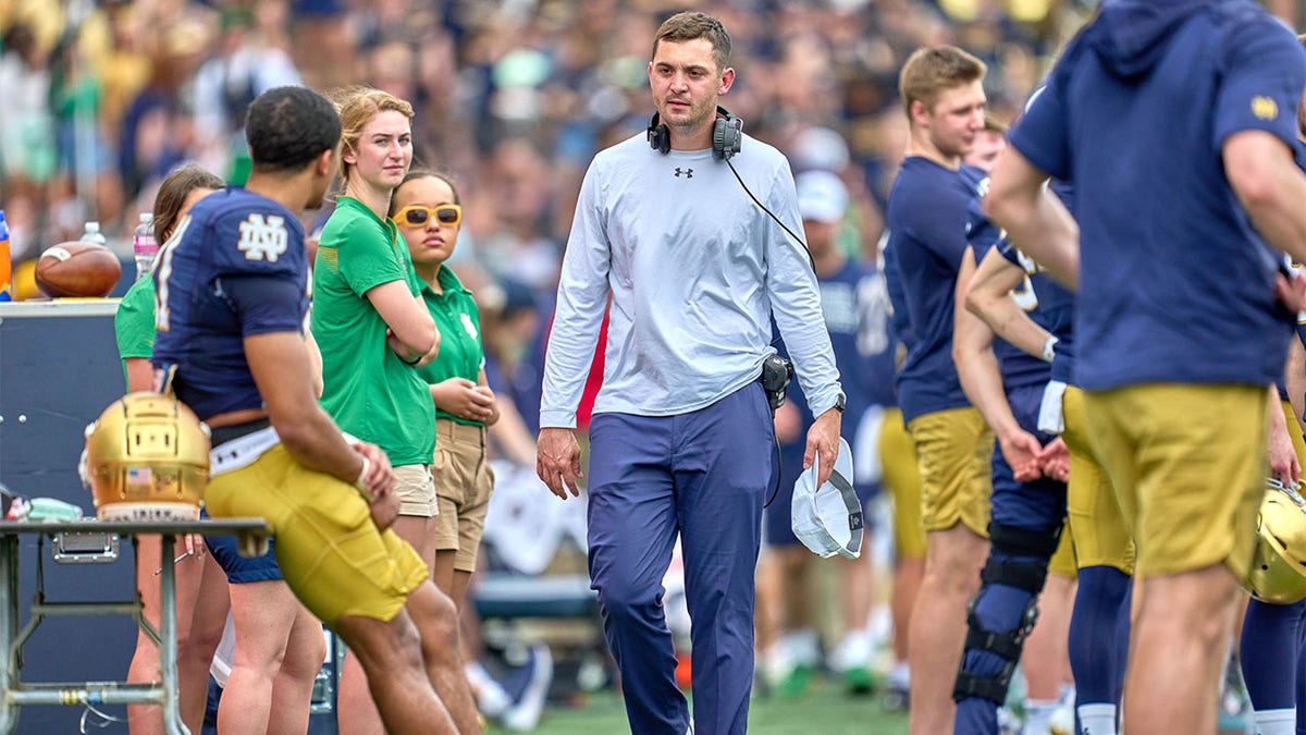 Tommy Rees on the Notre Dame sidelines