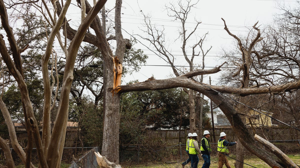 Lineman crews working