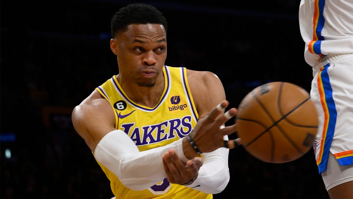 Jarred Vanderbilt of the Los Angeles Lakers warms up during the game  News Photo - Getty Images