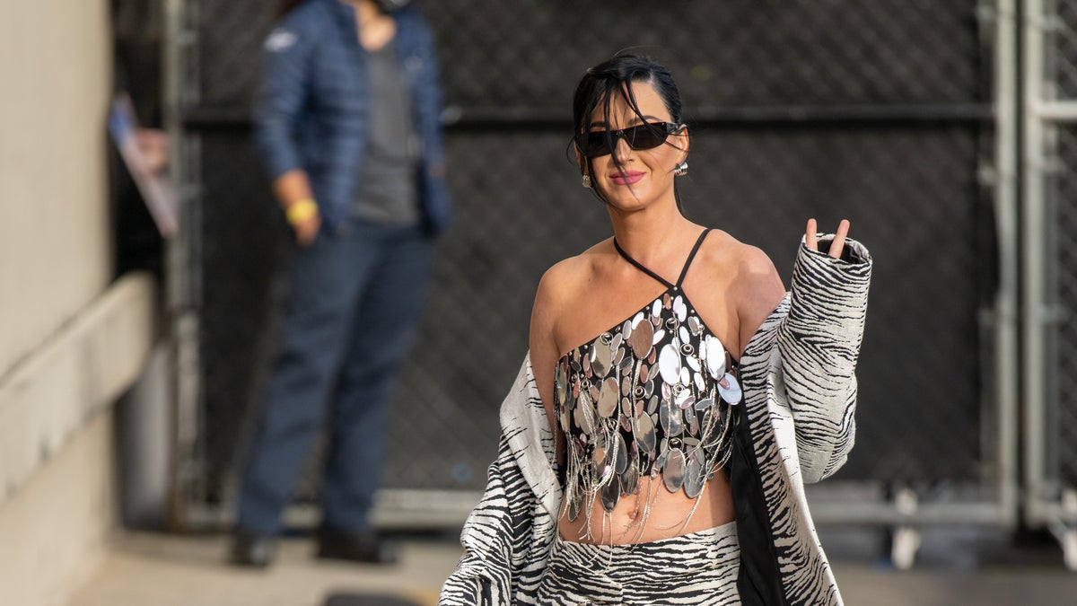 katy perry peace sign