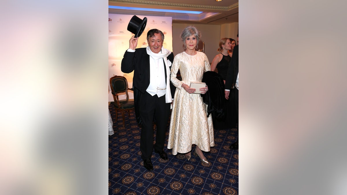 Jane Fonda in a white dress with Richard Lugner