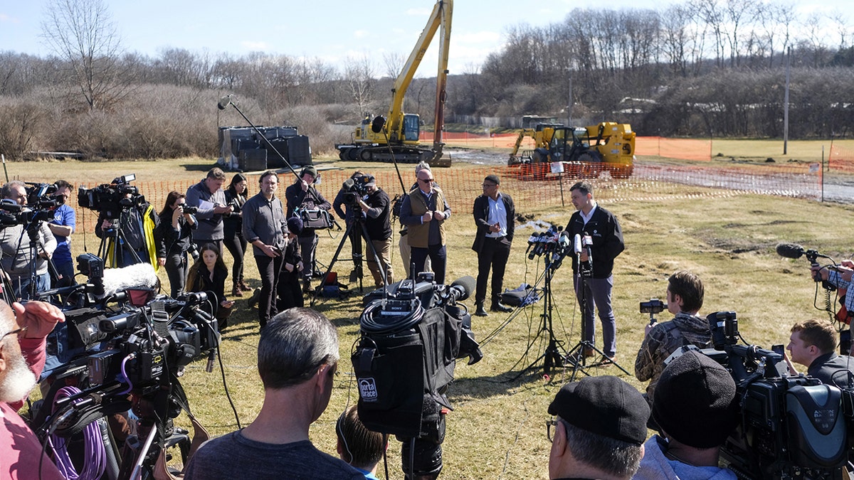 Reporters around Buttigieg