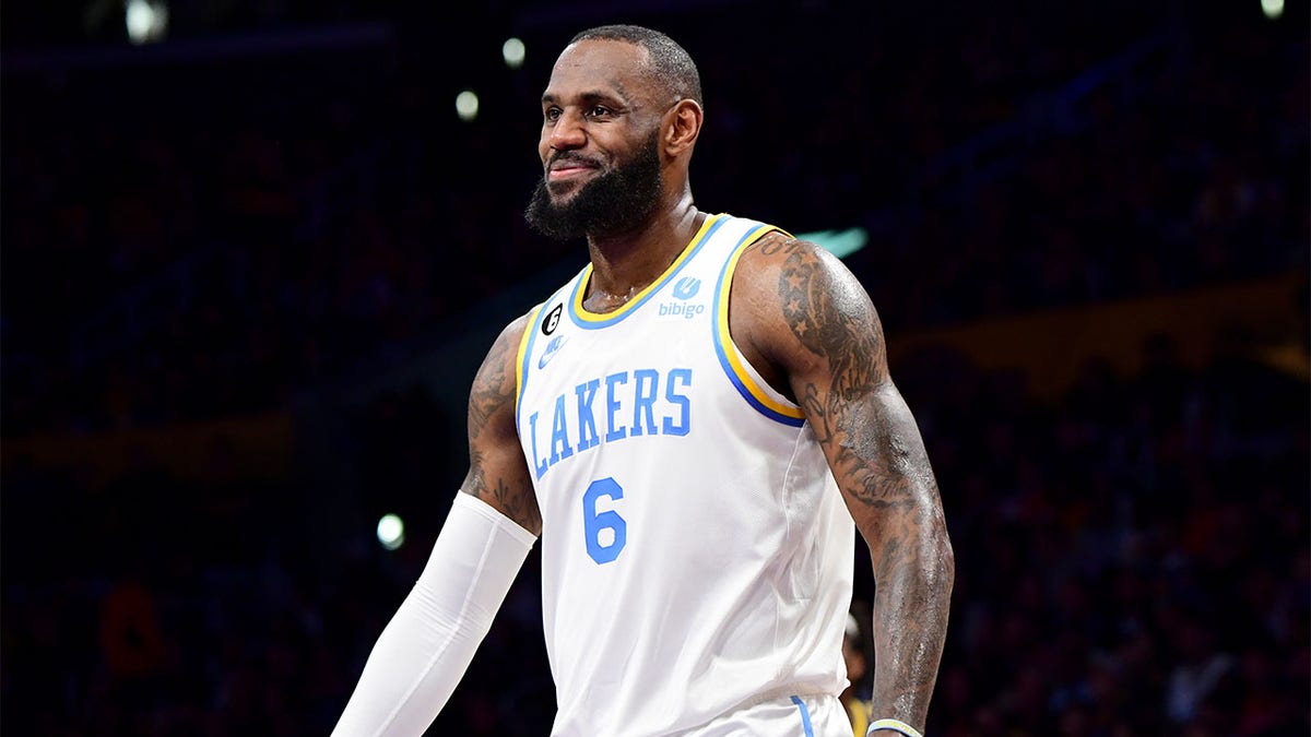 Lebron james outlet lakers warriors