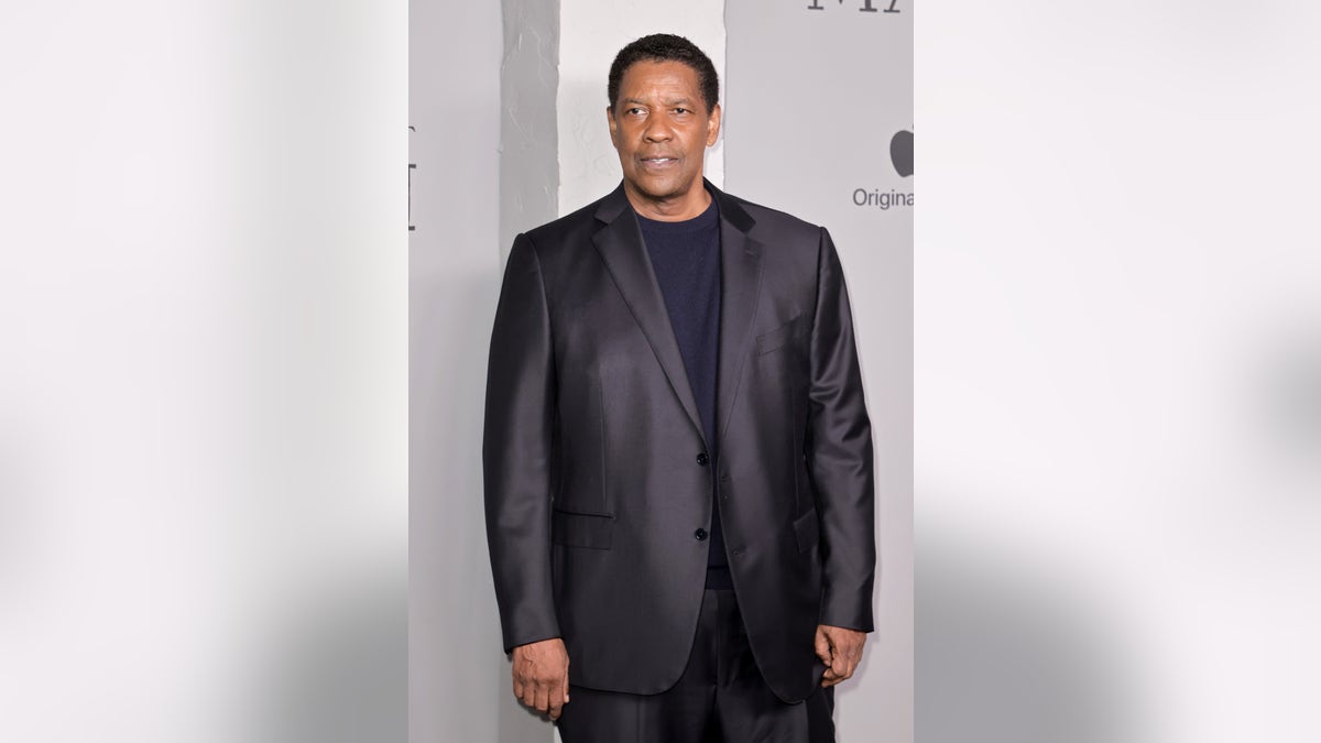 Denzel Washington solo on the carpet at the premiere of "The Tragedy Of Macbeth"