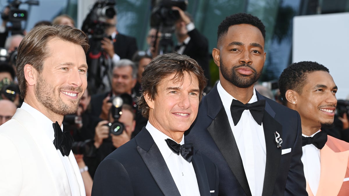 Glen Powell, Tom Cruise, Jay Ellis and Greg Tarzan Davis pose together on red carpet