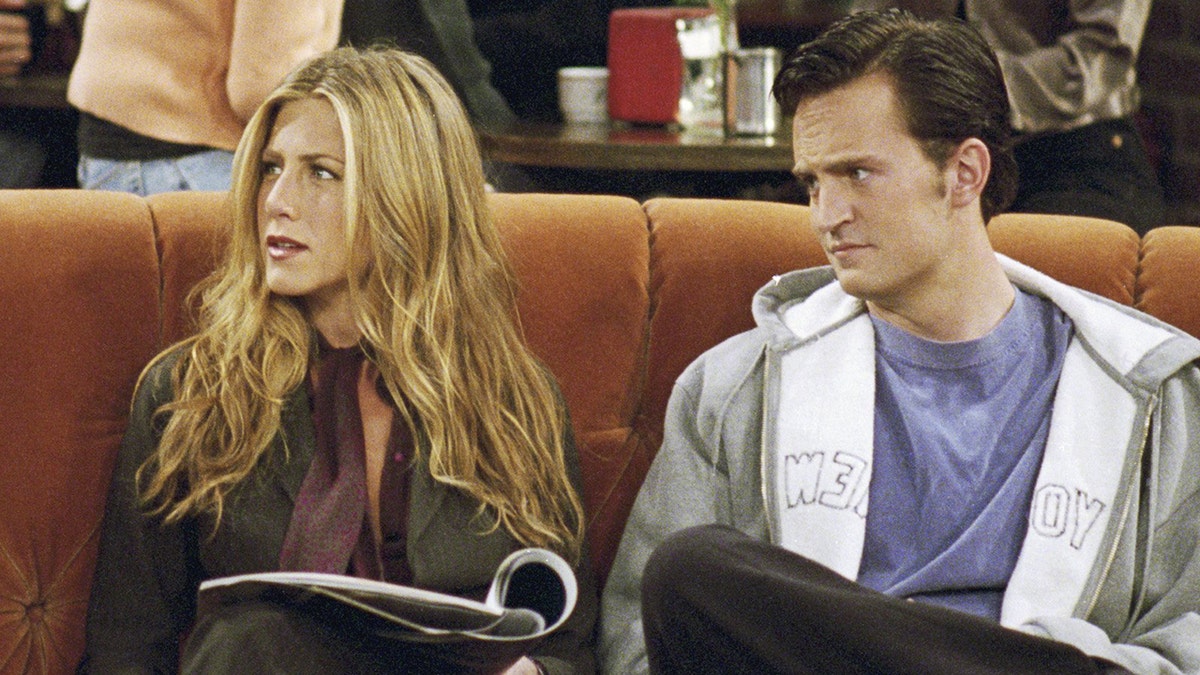 Matthew Perry and Jennifer Aniston on Friends