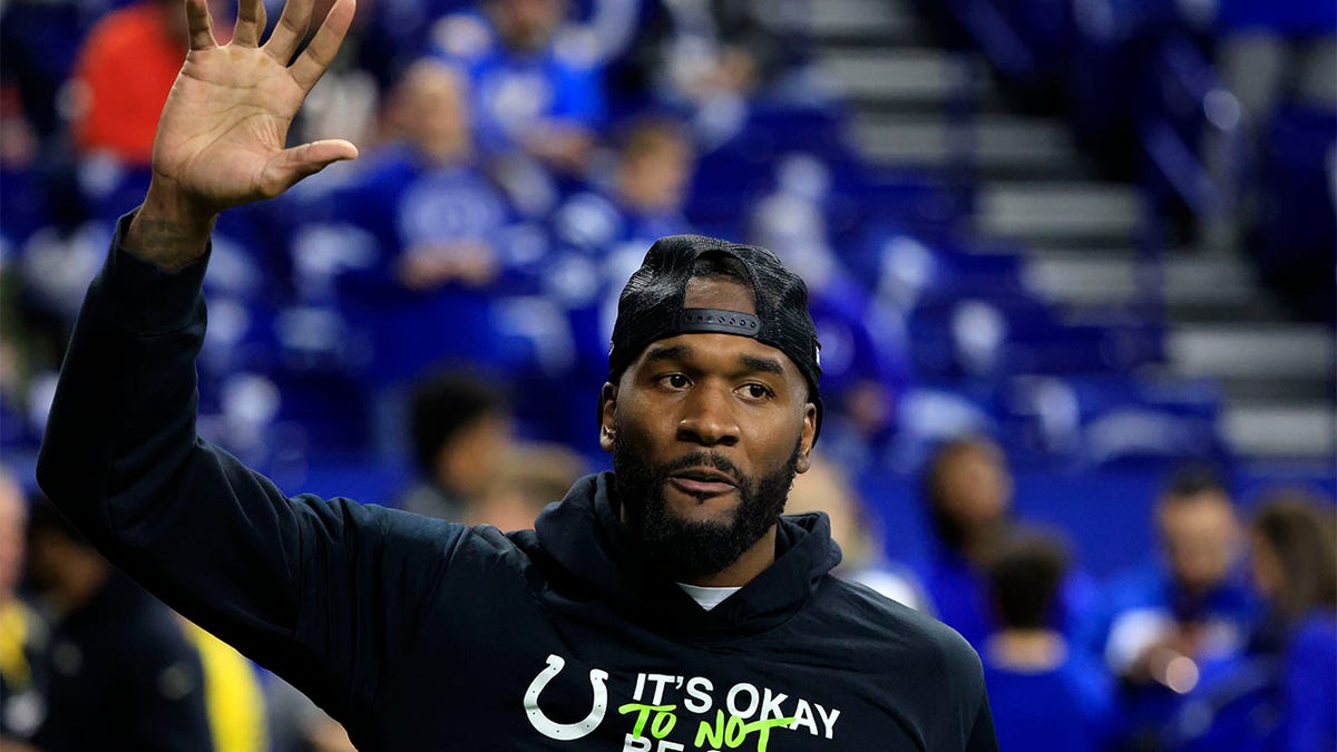 Shaquille Leonard waves to the fans