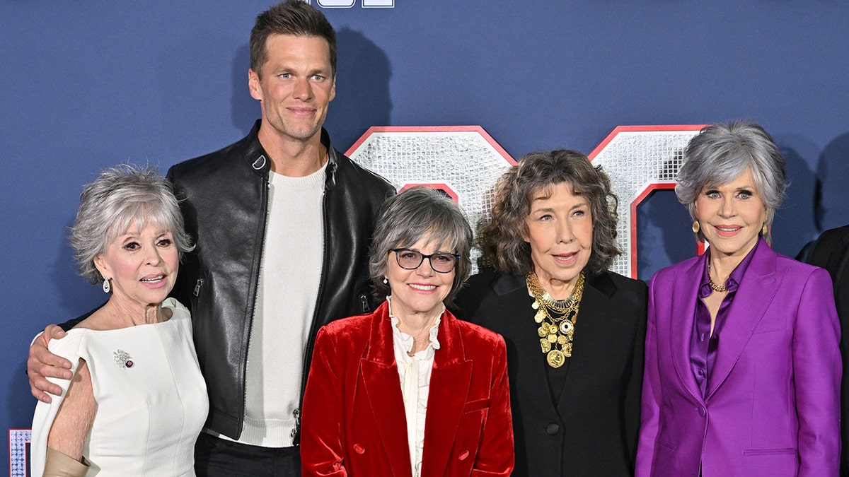 Tom Brady poses with his "80 for Brady" costars Rita Moreno, Sally Field, Lily Tomlin and Jane Fonda