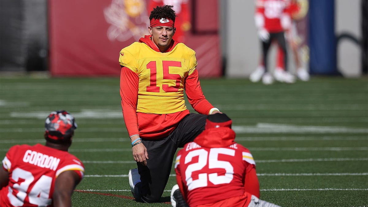 Patrick Mahomes practices before the Super Bowl