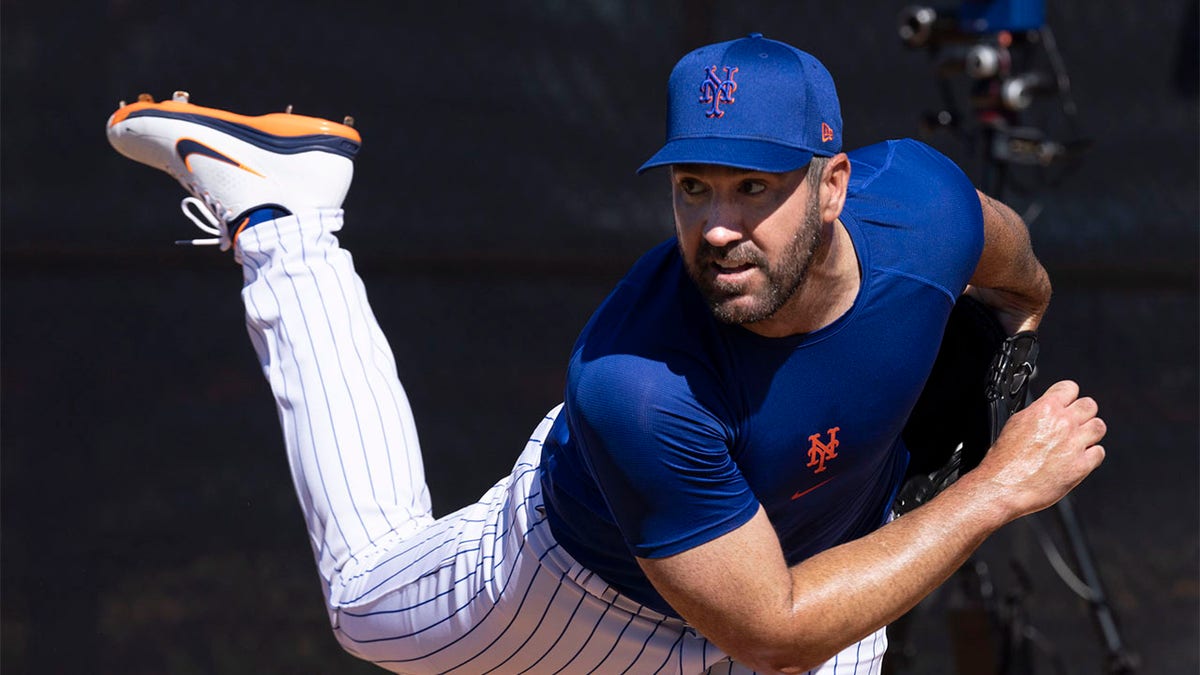 Justin Verlander throws at spring training