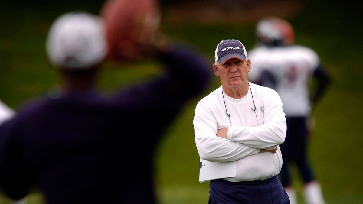 Larry Coyer during the Broncos training camp in 2006