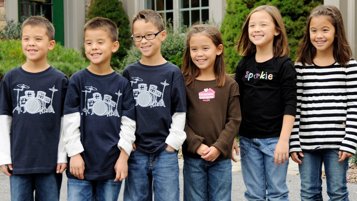 The Gosselin Sextuplets in front of their house